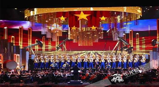 重庆市庆祝新中国成立70周年大型文艺晚会，手风琴伴奏《我们走在大路上》《我为祖国献石油》_看图王